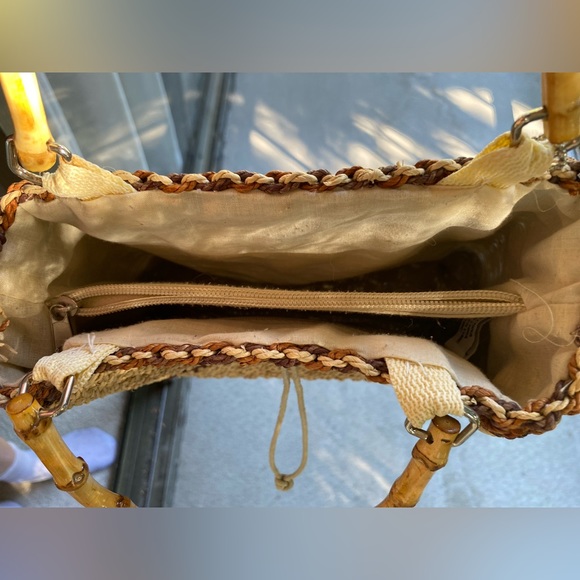 Woven straw small handbag with bamboo handles - Picture 6 of 9